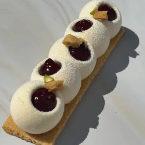 Pastelito de violeta y mora