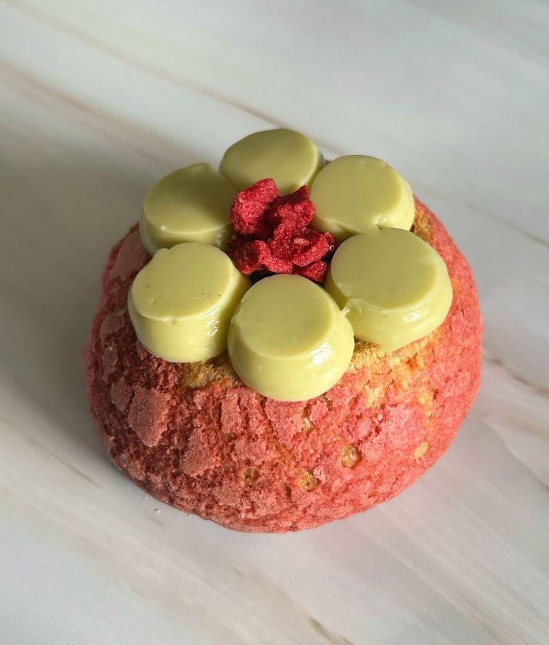 Choux de pistacho y frambuesa